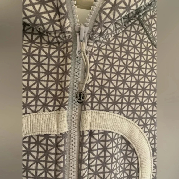 - Lululemon scuba jacket cream  and taupe color. Size 4 - Picture 2 of 9